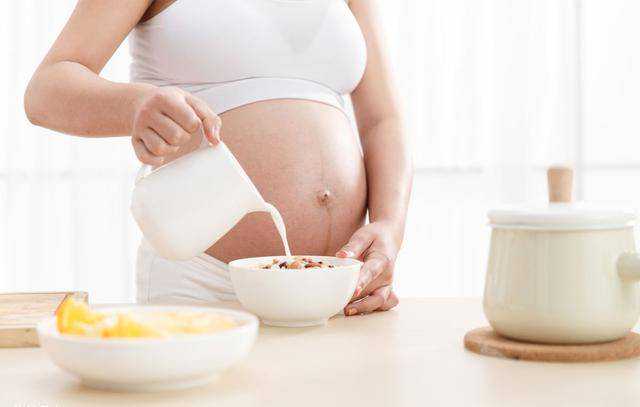 初生婴儿需不需要喝水喝奶粉